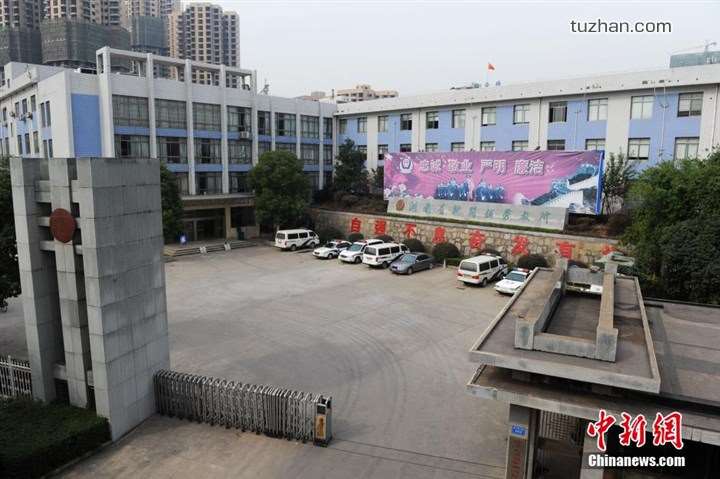 長沙市坪塘勞動教養(yǎng)管理所采購我公司定制生產(chǎn)的11KW二用一備自來水加壓泵站一套，本設(shè)備供水范圍為5公里，供水人數(shù)為3600人，目前本自來水加壓泵站運行平穩(wěn)，高效節(jié)能，受到了管理所的一致好評！